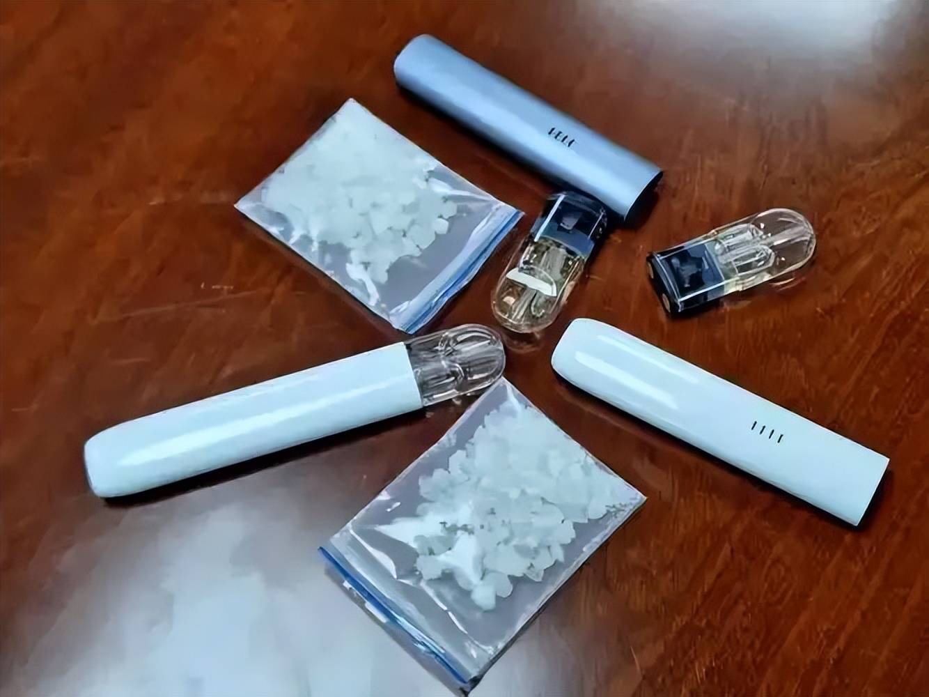 南京一派出所副所长诱骗未成年人吸毒再抓获，何以如此没有底线？